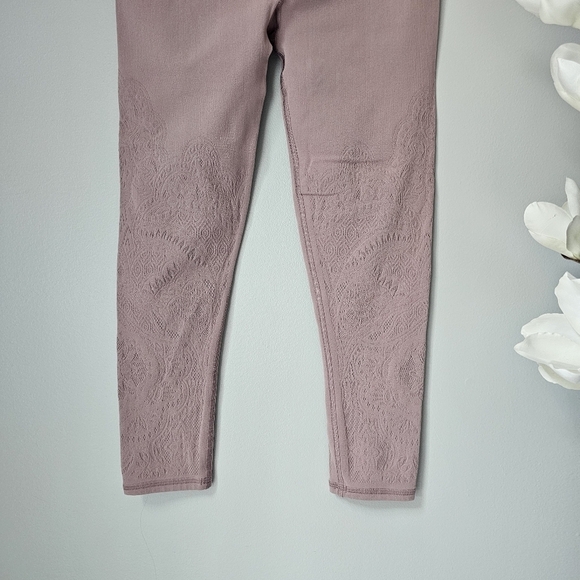 LULULEMON Reveal Crop *Zen Expression - Picture 7 of 12